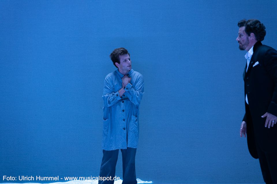 Vergebens. Prinz Otto sieht vor seinem inneren Auge Schreckensbilder, die ihm den Verstand rauben. ludwig musical fuessen 2018 130