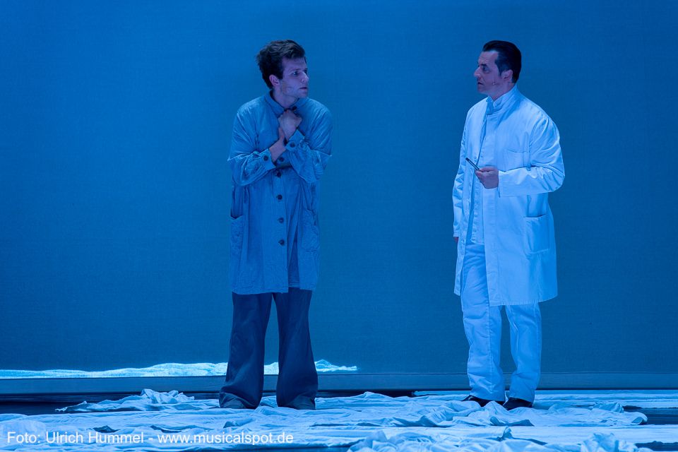 Mit Schlafentzug versucht Dr. Gudden, Otto zu heilen. Er ist der Ansicht, dass Otto 'so lange mit den Bildern des Kriegens konfrontiert bleiben muss, bis er sich an das Entsetzen gewöhnt hat.' Ob ihm das allerdings hilft, das weiß auch der renommierte Arzt nicht zu sagen. 'Die Psychiatrie ist eine noch junge Wissenschaft.' ludwig musical fuessen 2018 131