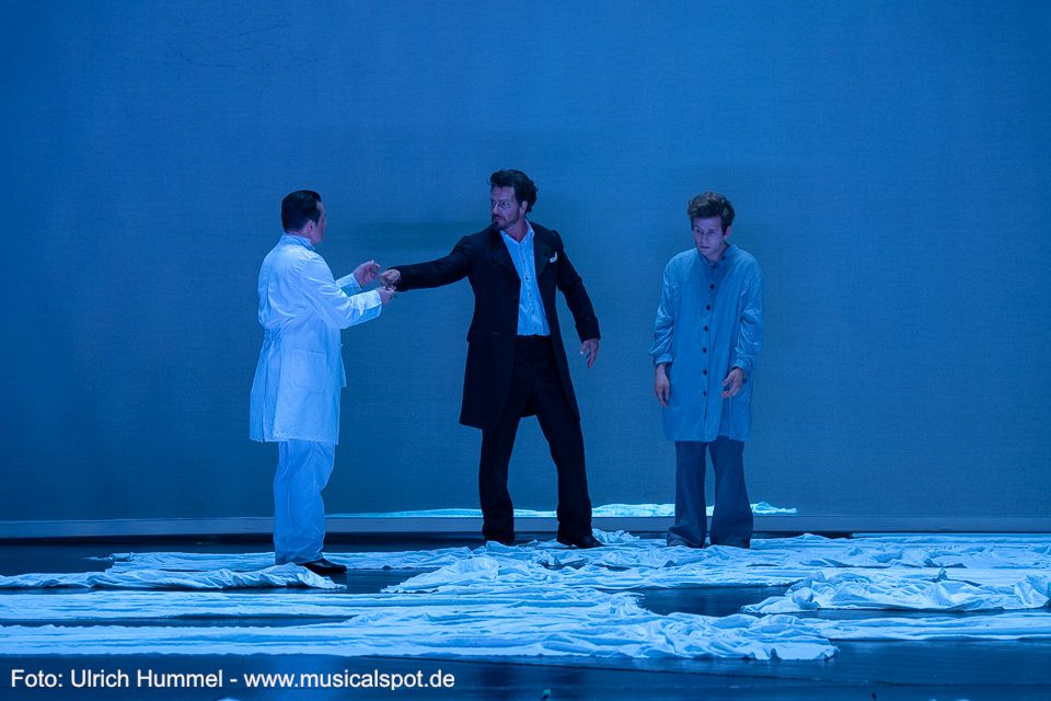 Ludwig schickt Gudden weg in der Hoffnung, zu seinem Bruder durchzudringen, wenn beide ungestört miteinander sprechen können. ludwig musical fuessen 2018 132