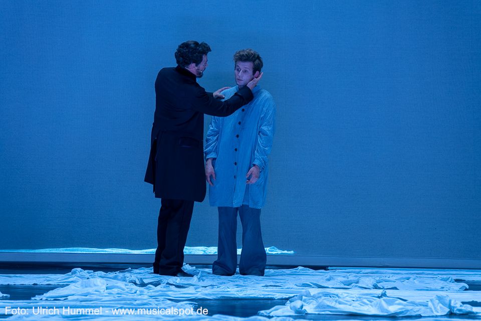 'Marschieren flüstern die Wände, die Nacht in mir nimmt kein Ende.' ludwig musical fuessen 2018 133