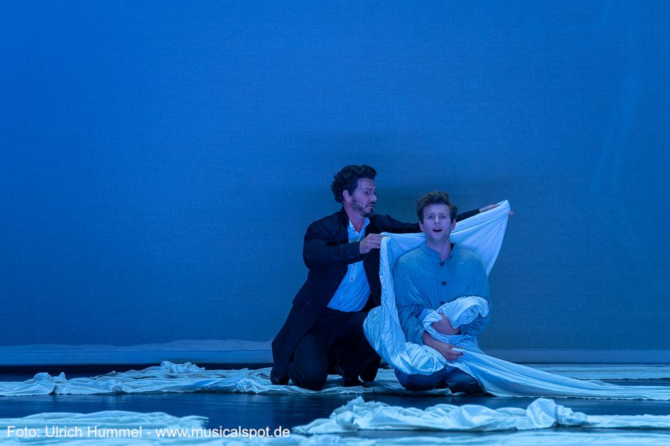 Egal, woran Ludwig seinen Bruder auch zu erinnern versucht – alles Schöne, jeglicher Hoffnungsschimmer wird sogleich überlagert von Assoziationen, die durch seine Erinnerungen an die Gräuel des Krieges in Otto ausgelöst werden. ludwig musical fuessen 2018 134