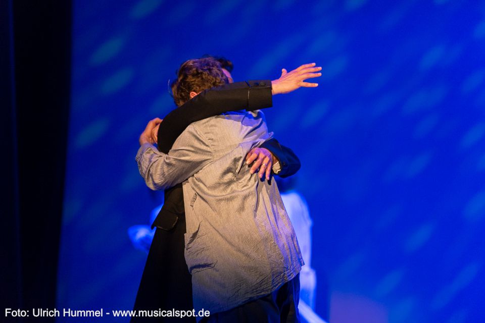 'Krieg oder Frieden – Du bist mein Bruder geblieben'. Ein kurzer Moment des Erkennens, eine verzweifelte Umarmung, ein Augenblick brüderlicher Nähe. Verweht und vorbei… ludwig musical fuessen 2018 138