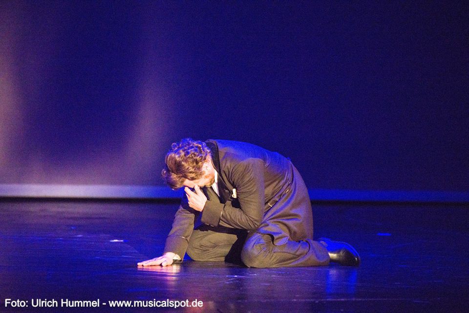 ...und bricht unter der Last seines Kummers zusammen, doch sein jüngeres Selbst weist ihn zurecht: 'Die Tränen, die du als Kind vergossen hast, reichen für ein ganzes Leben. ludwig musical fuessen 2018 140