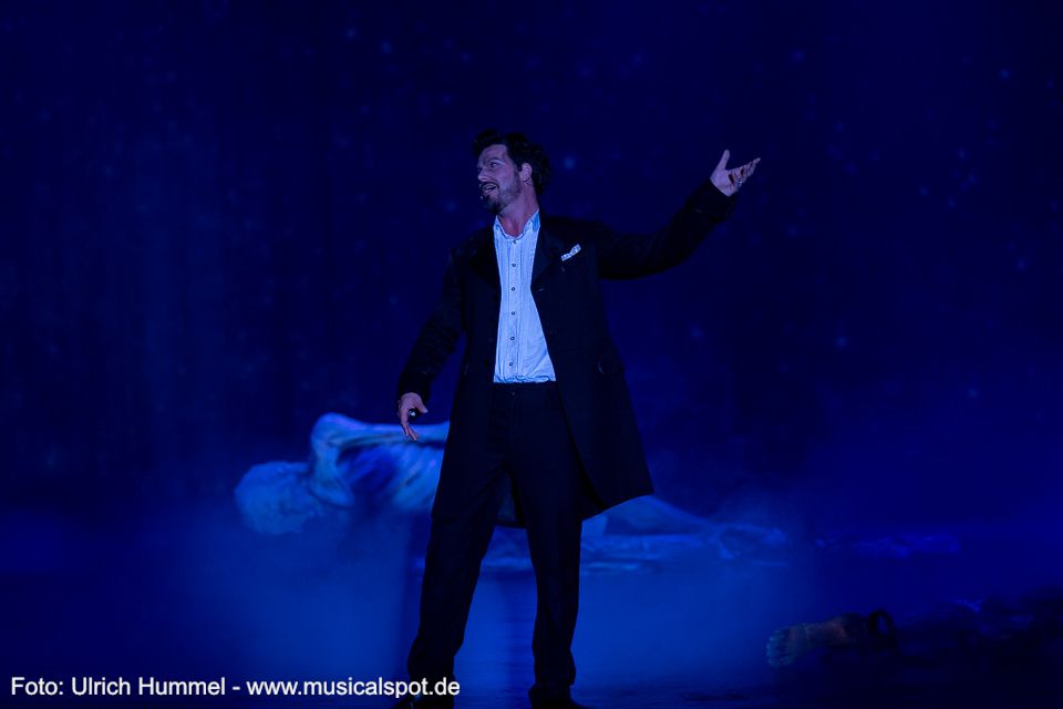 König Ludwig erinnert sich an die Visionen seiner Kindheit, an seinen Wunsch, Bayern zu einem Tempel der Künste und der Musik zu machen. ludwig musical fuessen 2018 143