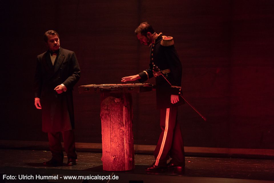 Graf Rettenberg hat definitiv andere Vorstellungen von der Zukunft als der König. Rettenbergs und Kaspars Zukunft hat 16 Millimeter. ludwig musical fuessen 2018 147