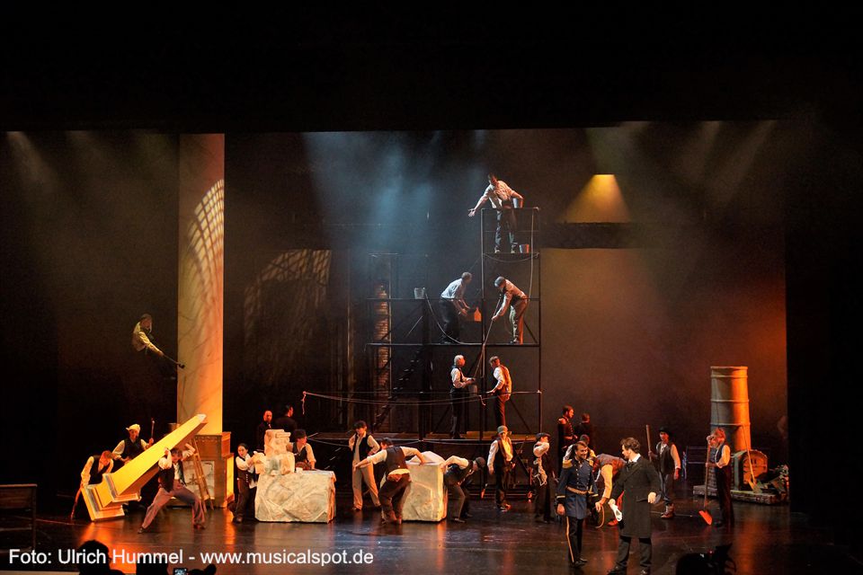 Währendessen nimmt der Traum Formen an. 'An des Berges steilen Wänden, wie ein Turm aus Elfenbein, bauen wir mit wunden Händen Ludwigs neues Schwanenstein.' ludwig musical fuessen 2018 148
