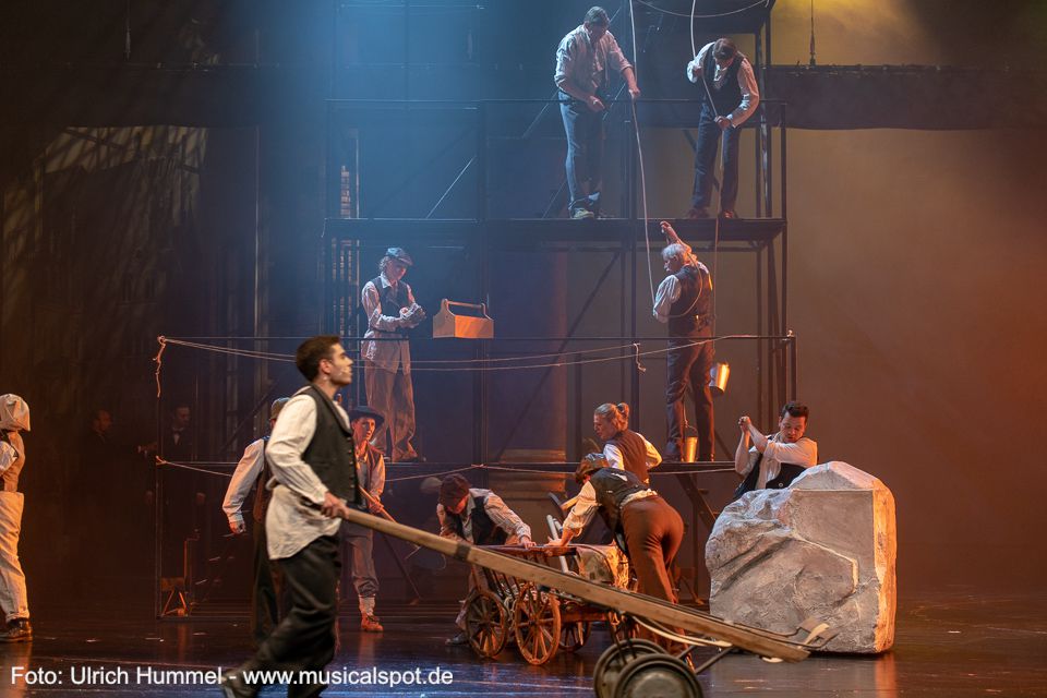 Auch beim einfachen Volk ist König Ludwig II. ist sehr beliebt. Durch seine Schlossbauten kommen viele in Lohn und Brot. Bei Krankheit bezahlt er die Arbeiter weiter – was Lutz, Rettenberg & Co. so gar nicht nachvollziehen können. ludwig musical fuessen 2018 150