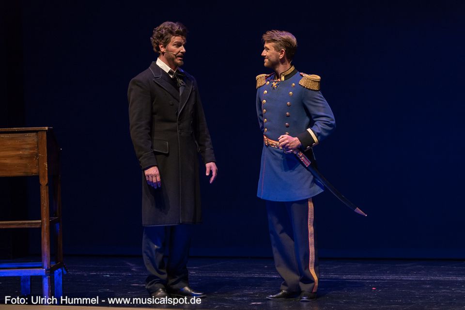 Ludwig ist froh wie selten. 'Hör endlich auf, mich Majestät zu nennen' fordert er seinen Adjutanten gut gelaunt auf. Dürckheim befolgt den Befehl natürlich: 'Jawohl…. Majestät.' ludwig musical fuessen 2018 153