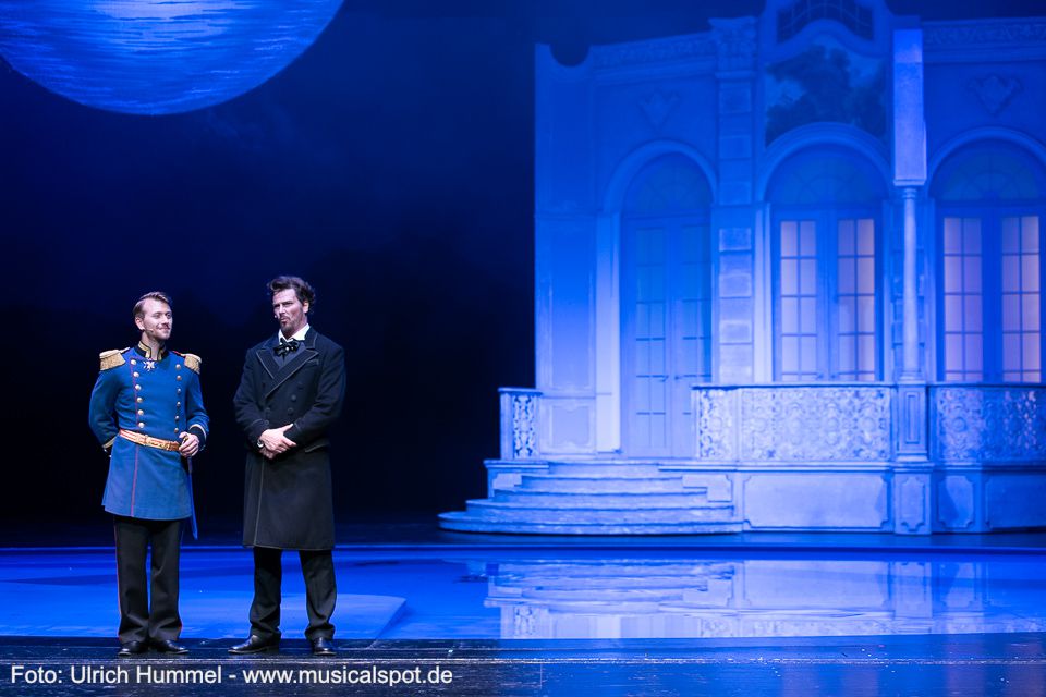 König Ludwig II. ist neuer Technik gegenüber immer aufgeschlossen. Er nutzt mit Vorliebe technische Errungenschaften, um seine Träume als möglichst perfekte Illusionen umzusetzen. ludwig musical fuessen 2018 160