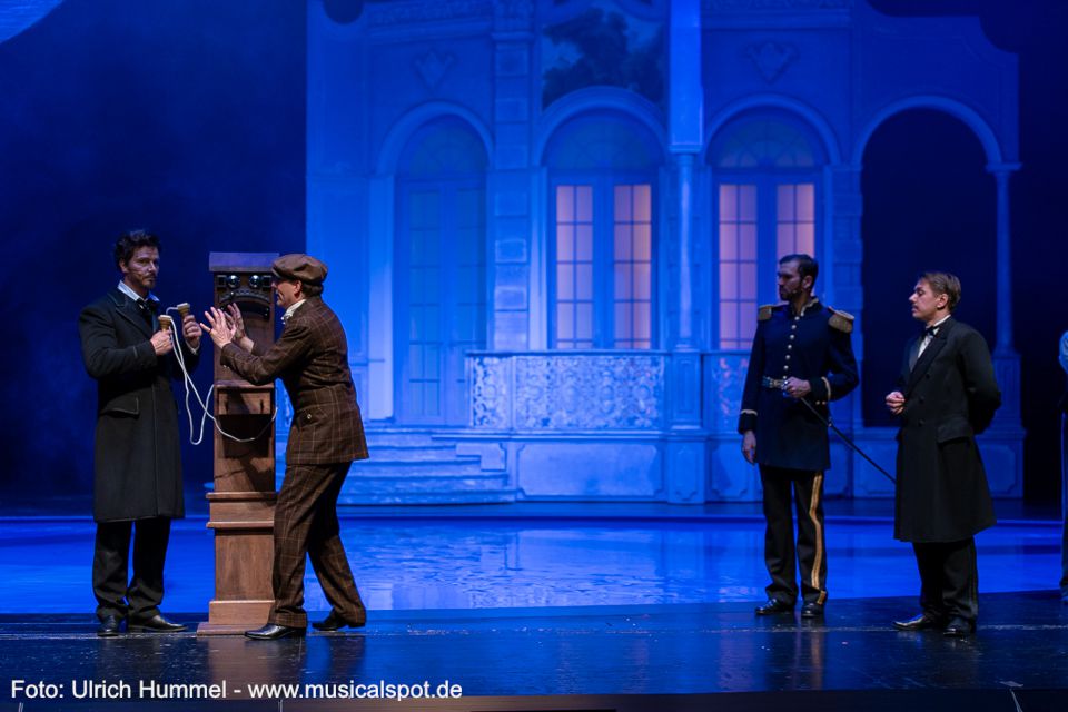 Na, das lässt der Erfinder nicht auf sich sitzen und demonstriert sogleich den korrekten Umgang mit 'Lauschmuschel' und 'Einsprechstutzen'. ludwig musical fuessen 2018 166