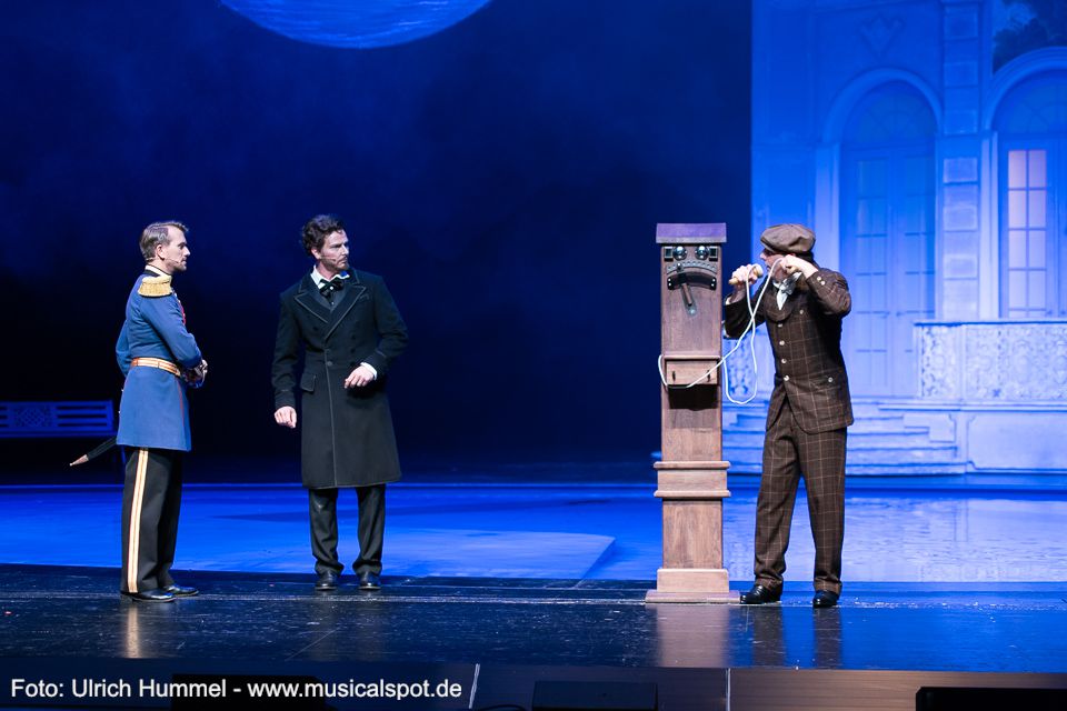 Bayreuth ist am anderen Ende der Leitung. Ludwig ist noch etwas verunsichert – was er denn wohl sagen solle? Ein hilfesuchender Blick zum Erfinder dieser neuen Maschine namens Telefon. Na, ihren Namen, Majestät. ludwig musical fuessen 2018 167