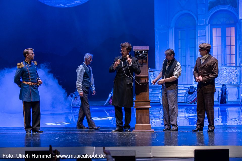 Nach ein paar Problemen mit der 'Energieumkehr' klappt das Telefonieren aber schon sehr gut. 'Zehn Kilo Leitungsdraht' ordert der König. Wie bitte? Ja sicher, portofrei. ludwig musical fuessen 2018 170