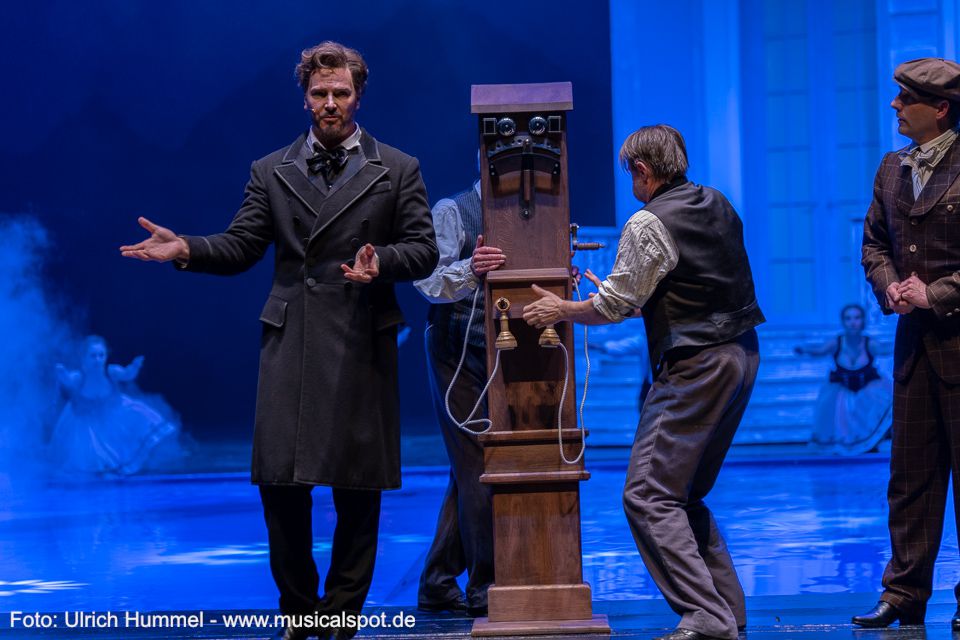 So einen Apparat sollte man mit sich herumtragen können, sinniert der technikbegeisterte König. Regierungsgeschäfte vom Pferde aus erledigen – das hat doch was. ludwig musical fuessen 2018 171