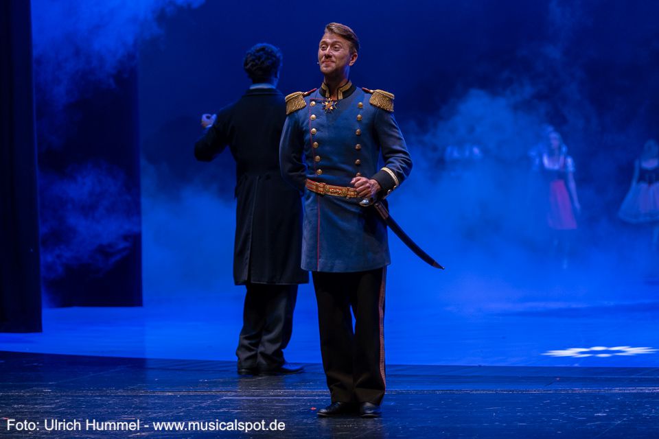 König Ludwig freut sich: 'Mein Bayern soll ein leuchtend's Beispiel sein bis nach Berlin.' Das gefällt auch Graf von Dürckheim. ludwig musical fuessen 2018 174