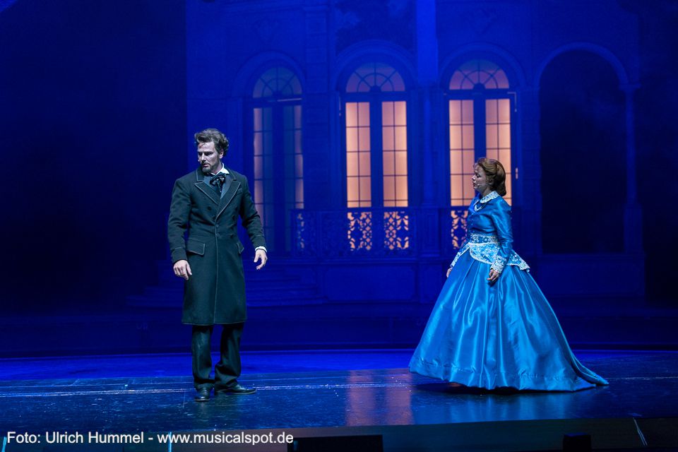 Sybilla kommt direkt aus Venedig. Sie bringt keine guten Nachrichten: Richard Wagner ist gestorben. ludwig musical fuessen 2018 177