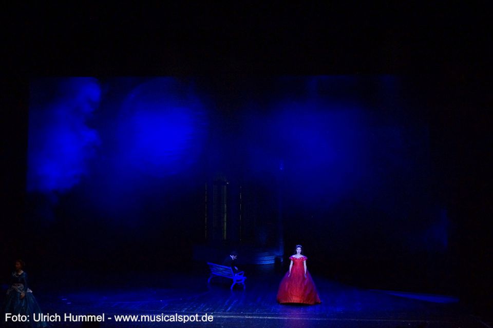 'Blätter fallen. Neben dreh'n. Und Musik erklingt aus alten Zeiten. Sie bleibt besteh'n.' ludwig musical fuessen 2018 182