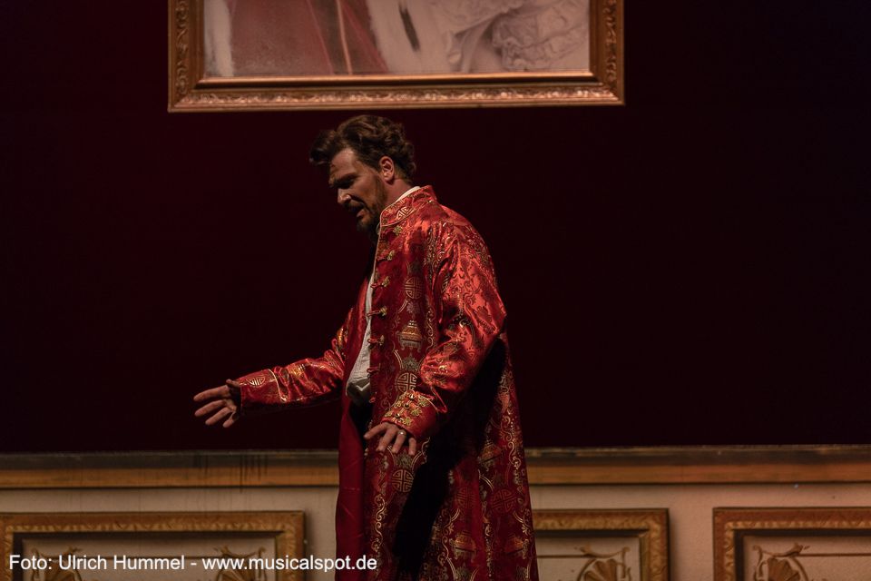 Ludwig sieht Parallelen zwischen seiner Persönlichkeit und der des von ihm sehr bewunderten amerikanischen Schriftstellers Edgar Allan Poe. ludwig musical fuessen 2018 184