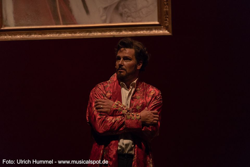 'Anscheinend hat die Natur nur Platz für eine ganz bestimmte Sorte von Menschen. Wer sich behaupten will, muss rau, rücksichtslos und unempfindsam sein.'. Dies alles ist der König nicht. ludwig musical fuessen 2018 186