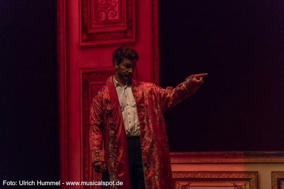 Als Vanderpoole es wagt, Poe zu kritisieren reagiert der König heftig: 'Die Tatsache, dass jemand an Verfolgungswahn leidet muss nicht zwingend bedeuten, dass niemand ihn verfolgt.' Ob Ludwig schon ahnt, was ihm bevorsteht? ludwig musical fuessen 2018 187