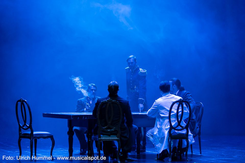 Die Verschwörer ziehen den Kreis um den König enger. Seine Schlossbauten, seine Friedensliebe, sein Hang zu den schönen Künsten – das alles nehmen sie zum Vorwand, um gegen ihn zu agieren. 'Es muss etwas geschehen.' Handeln sie guten Glaubens zum Wohle Bayerns oder treibt sie doch nur die Sorge, vom König aufgrund der andauernden Meinungsverschiedenheiten abgesetzt zu werden und so ihre Regierungsmacht zu verlieren? ludwig musical fuessen 2018 188