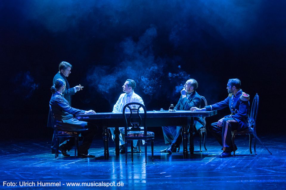 Dr. Gudden fühlt sich sichtlich unwohl. Er wird mehr und mehr bedrängt, das Gutachten, das König Ludwig II. für regierungsunfähig erklärt, endlich zu unterzeichnen. Ohne den König persönlich zu untersuchen, so wendet Gudden ein, sei das nicht möglich. ludwig musical fuessen 2018 189