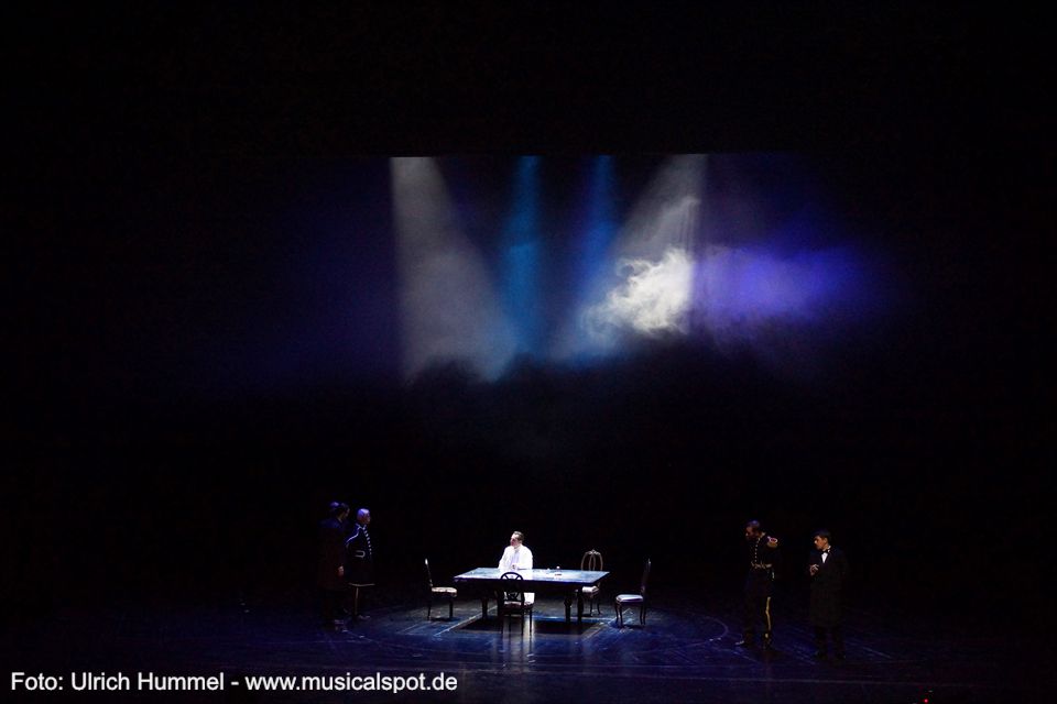 Unsinn, befindet Freiherr von Lutz. Die Aktenlage sei eindeutig, außerdem gäbe es genug Leute, die des Königs Verrücktheiten bezeugen können. Und er holt sogleich den Kammerdiener Müller herbei, der von Selbstgesprächen und von nächtlichen Streifzügen durchs Schloss berichtet, bei denen der König Opernarien singt. ludwig musical fuessen 2018 190