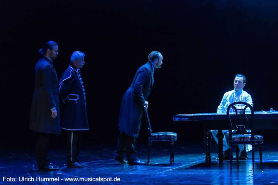 Auch Holnstein, der immer noch gekränkt ist, weil er die Gunst des Königs verloren hat, ist ganz dafür, dass Gudden endlich das vorgefertigte Gutachten unterschreibt. ludwig musical fuessen 2018 191