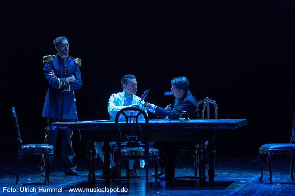 Dr. Gudden wird offen erpresst: 'Wie viel ist ihnen ihre Klappse eigentlich wert?' Kaspar kann die Gelder bewilligen – oder eben nicht. Dr. Guddens ganzer Lebensinhalt ist seine Klinik. Und wieder greift ein Mensch zu einem Stift und unterschreibt ein Dokument, entgegen seiner innersten Überzeugung. ludwig musical fuessen 2018 192