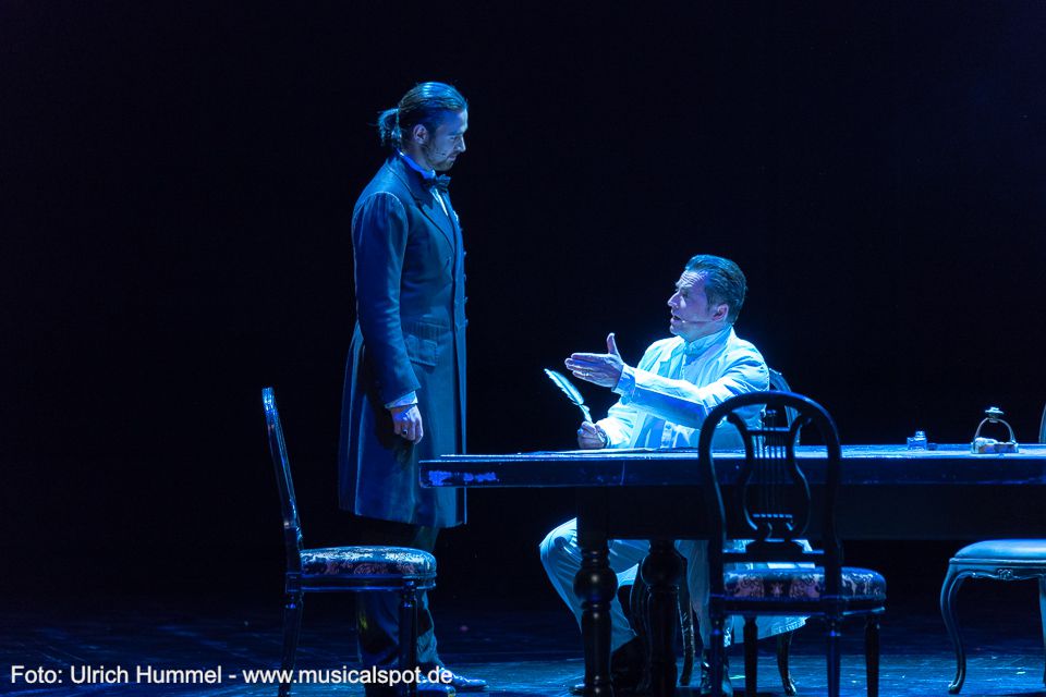 Damit alles seine Ordnung hat, händigt Freiherr von Lutz Dr. Gudden eine Abschrift des Gutachtens aus. ludwig musical fuessen 2018 193