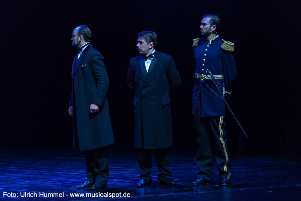 'Der ist kein König. Ist ein Problem.' Freiherr von Lutz, Kaspar und Graf Rettenberg sehen jetzt die Lösung ihrer Probleme zum Greifen nah. ludwig musical fuessen 2018 194