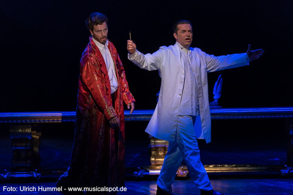 Hypnose ist eine neue, bisher wenig erprobte Therapieform für psychisch Kranke. Gudden hofft, dass er König Ludwig damit helfen kann. ludwig musical fuessen 2018 198