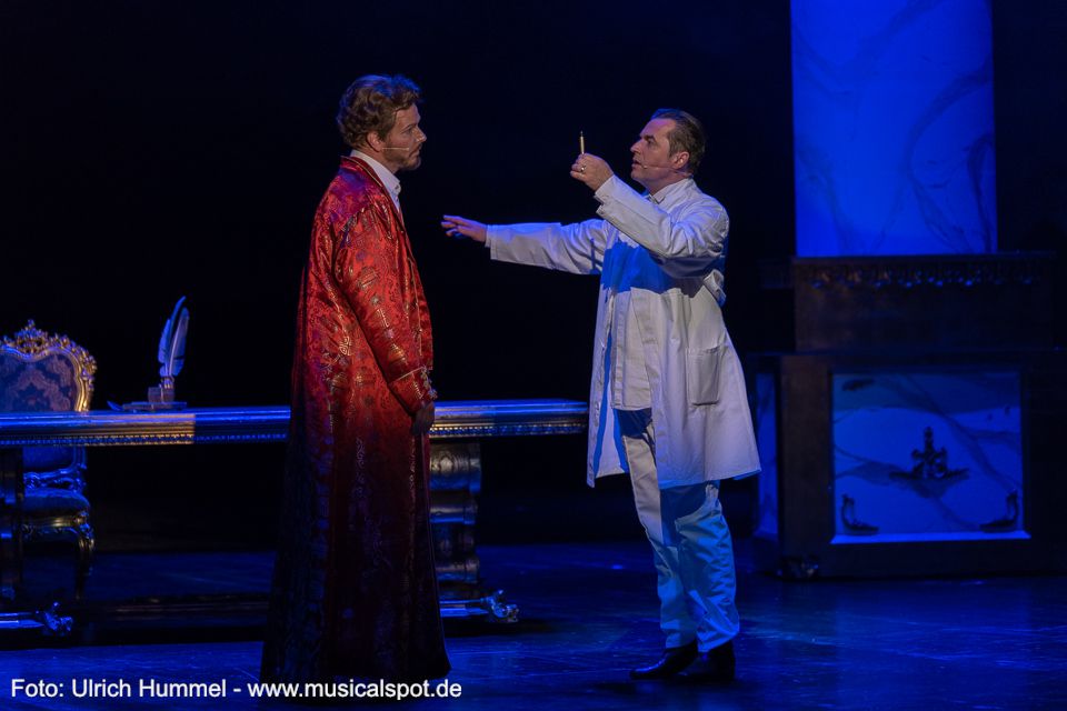 'Mein König nimm mich mit und lass uns gehen, durch alle Tiefen deines Lebens.' ludwig musical fuessen 2018 199