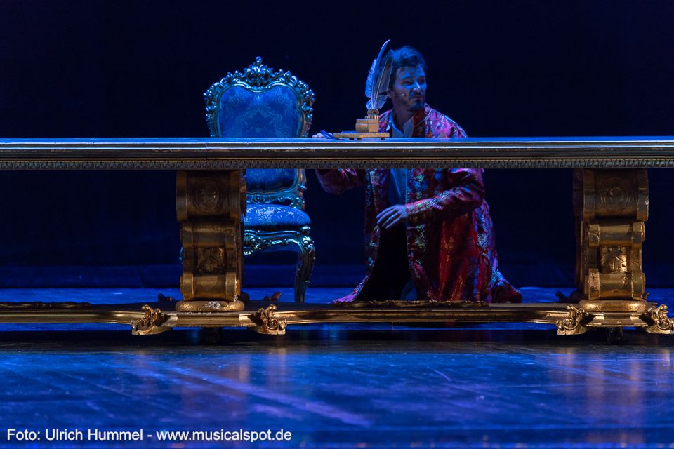 Die Gegner, die Ludwig zu Fall bringen wollen, haben bereits die Regentschaftsproklamation von Prinz Luitpold, einem Onkel von König Ludwig II., veröffentlicht. Ludwig ist wie gelähmt und kann sich nicht zur Flucht oder zu aktiver Gegenwehr entschließen. ludwig musical fuessen 2018 200