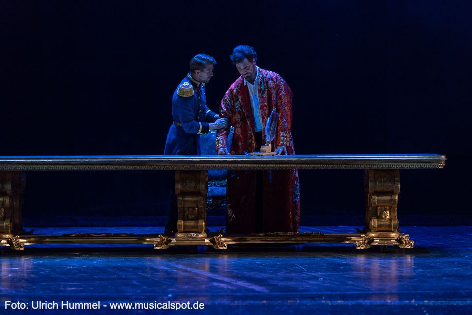 Nur mit Müh' und Not kann Dürckheim ihn davon überzeugen, eine Gegenproklamation zu verfassen und an die Zeitungen des Landes zu schicken sowie an Bismarck und Kaiserin Elisabeth zu telegrafieren. Aber es ist zu spät: Telegramme werden nicht mehr weitergeleitet, Ludwigs Gegenproklamation wird abgefangen, die einzige Zeitung, die sie gedruckt hat, wird beschlagnahmt. ludwig musical fuessen 2018 201