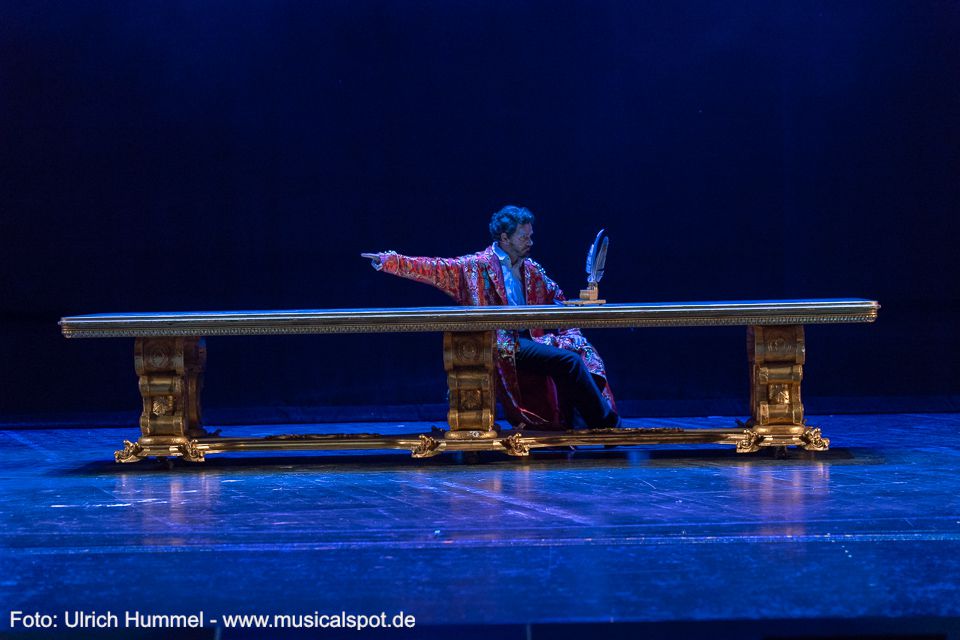 Vor Schloss Neuschwanstein steht die Feuerwehr von Schwangau, die ihren König beschützen will. Doch der König lässt sie wegschicken. Er möchte nicht, dass seinetwegen Blut vergossen wird. ludwig musical fuessen 2018 202