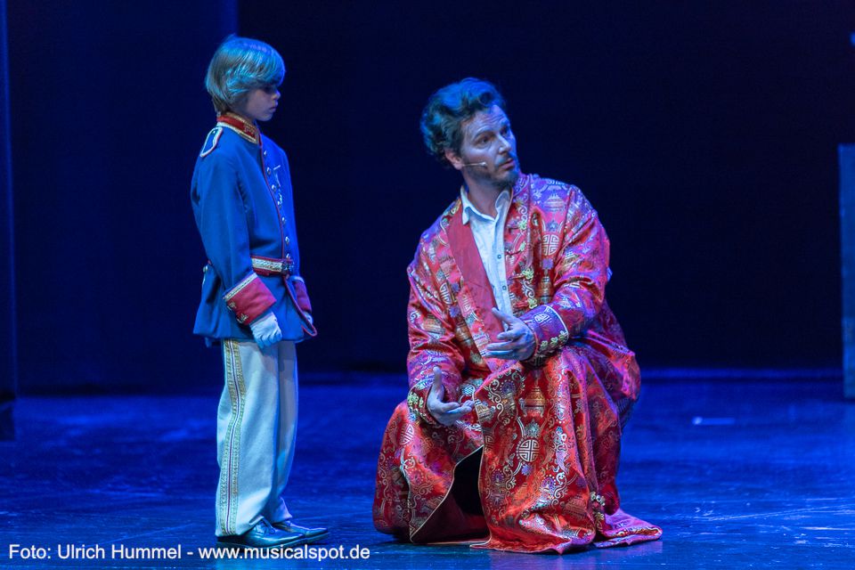 König Ludwig II. fühlt sich am Ende seiner Kräfte. Da erscheint sein jüngeres Selbst und macht ihm klar, dass das Volk sich einen starken König wünscht und nun in Sorge um ihn ist. Und plötzlich erkennt er: ludwig musical fuessen 2018 203