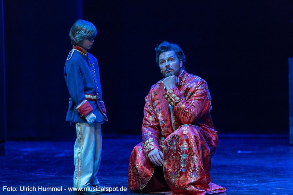 'Das ist es, das Wachsen des Königsgefühls.' Er spürt eine gewisse Erhabenheit, die schwer in Worte zu fassen ist und die in krassem Gegensatz zu seiner tatsächlichen Situation steht. ludwig musical fuessen 2018 204