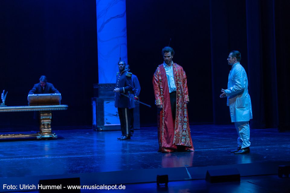 'Majestät, es ist die traurigste Aufgabe meines Lebens.' Dr. Gudden eröffnet dem König, dass er abgesetzt wurde und in Schloss Berg interniert werden soll. ludwig musical fuessen 2018 209