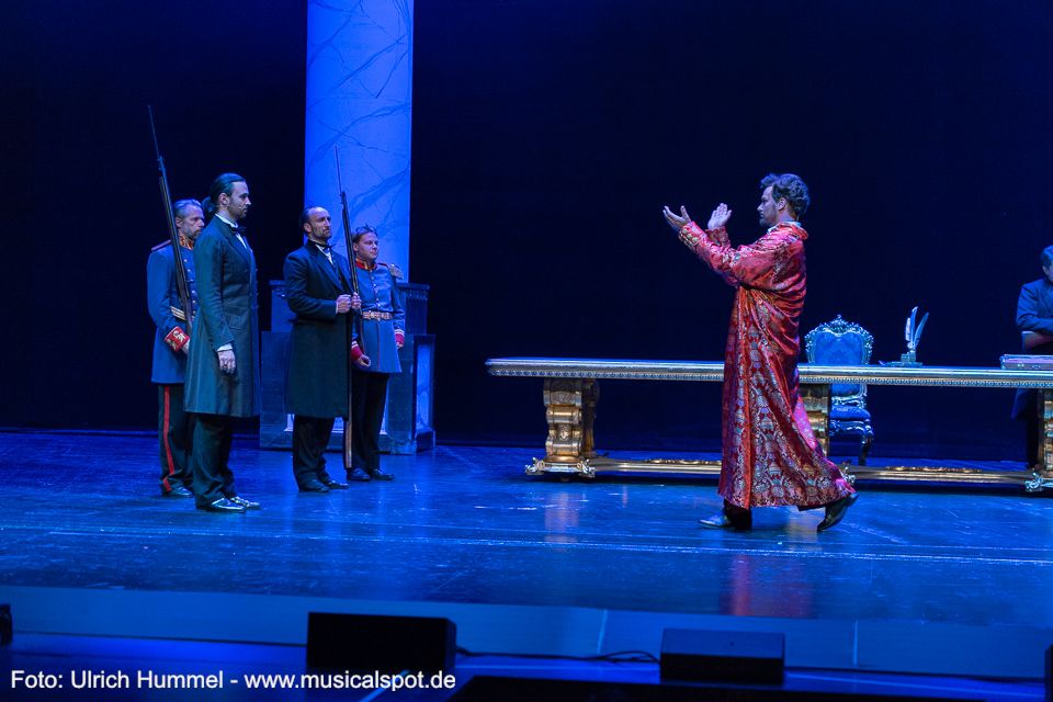 Nun wird der König erstaunlich klar und deutlich, er spricht von Hochverrat und wundert sich, wieso Gudden sich dazu herablässt, als Handlanger der Verschwörer zu dienen. ludwig musical fuessen 2018 210