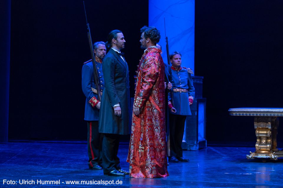 Auch von Freiherr von Lutz ist Ludwig maßlos enttäuscht, hielt er ihn doch trotz aller Meinungsverschiedenheiten für einen geradlinigen Mann, dem Bayern am Herzen liegt. Von Lutz gibt vor, eben zum Wohle Bayerns zu handeln. ludwig musical fuessen 2018 211