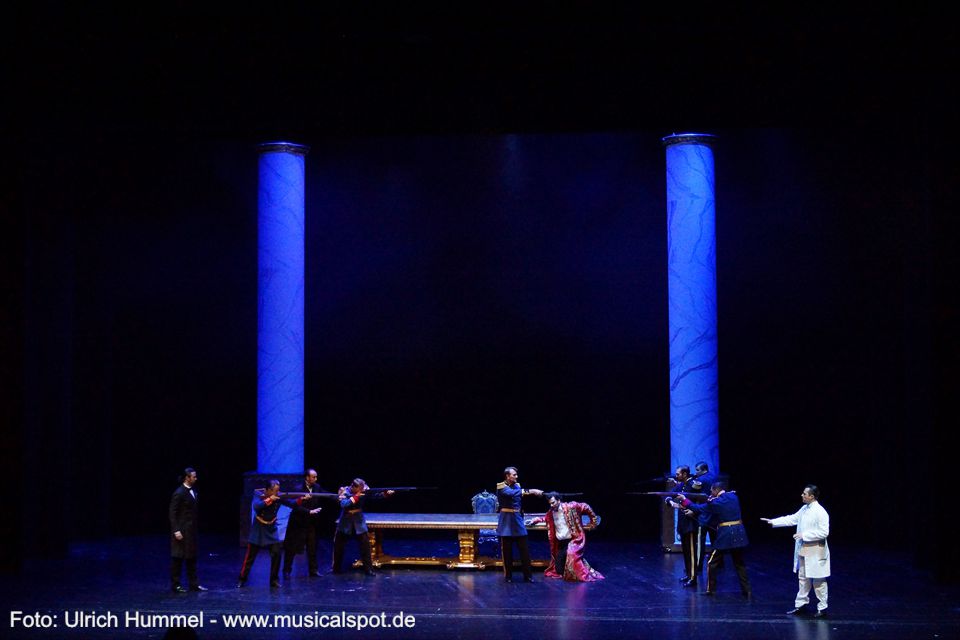 Zwar stellt er sich unerschrocken alleine gegen die gegnerische Übermacht, aber König Ludwig hält ihn zurück. 'Steck die Waffe weg' befiehlt er. Und als Dürckheim zögert, sagt Ludwig leise: 'Mach schon, Fredl.' ludwig musical fuessen 2018 213