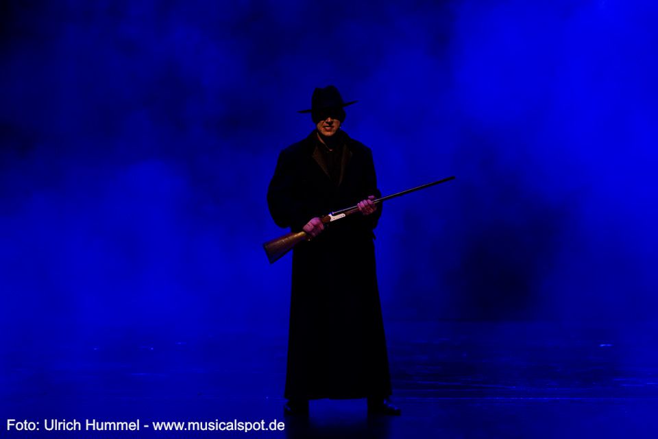 Der unheilvolle Schattenmann (Dennis Henschel) bringt es auf den Punkt: 'Ich verkaufe Unschuld. Ihr habt sie bestellt.' ludwig musical fuessen 2018 222