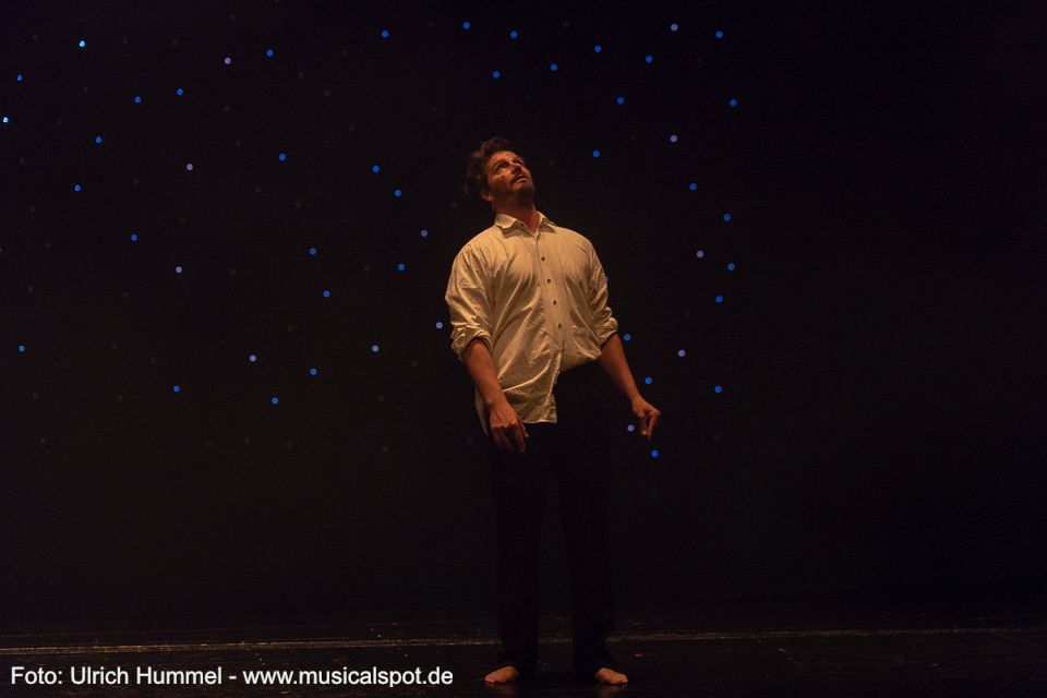 Schloss Berg am Starnberger See. Ludwig II. ist ein Gefangener, ausgerechnet in dem Schloss, in dem er die glücklichsten Zeiten seines Lebens verbracht hat. ludwig musical fuessen 2018 223