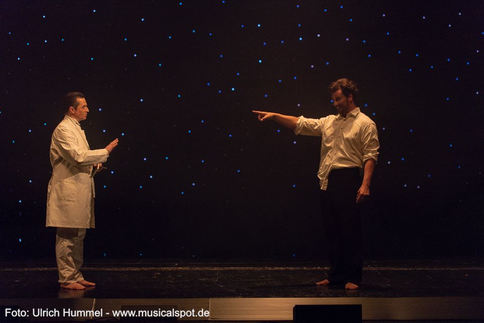 Dr. Gudden versucht, ihm die Lage erträglich zu machen. ludwig musical fuessen 2018 224