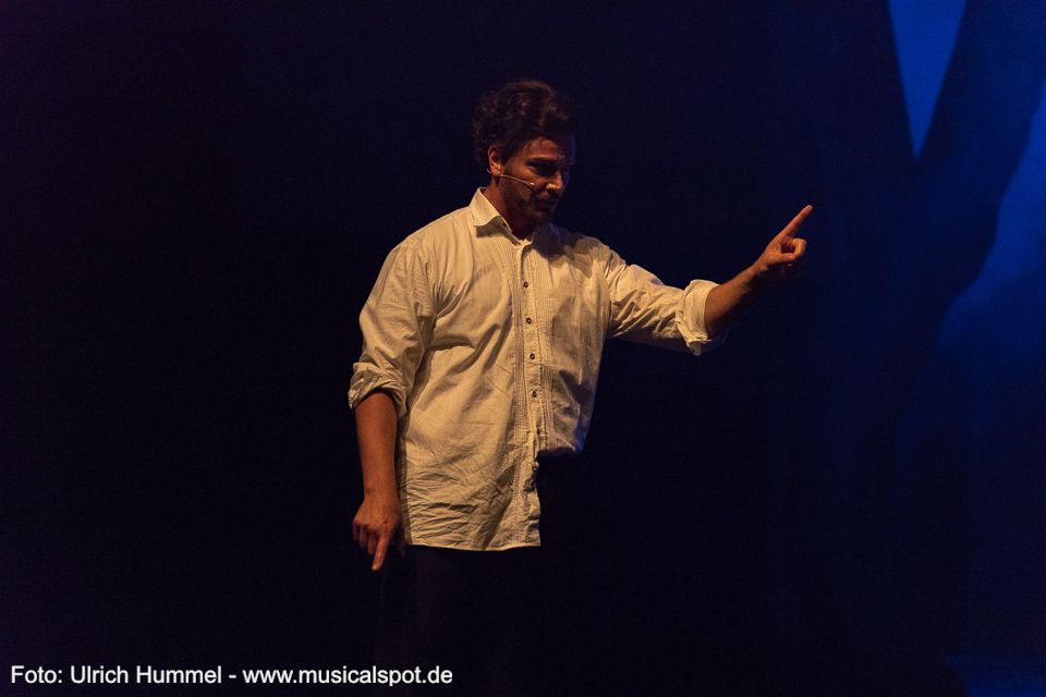 König Ludwig zeigt sich voller Gefühl, aber verrückt – nein - verrückt wirkt er eigentlich nicht. Dr. Gudden erkennt immer mehr, dass er eine schreckliche Fehlentscheidung getroffen hat. ludwig musical fuessen 2018 230