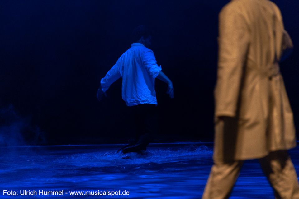 Dr. Gudden will Ludwig eigentlich überzeugen, zurück zu gehen, folgt ihm dann aber ins Wasser. Es ist nur knietief. ludwig musical fuessen 2018 232