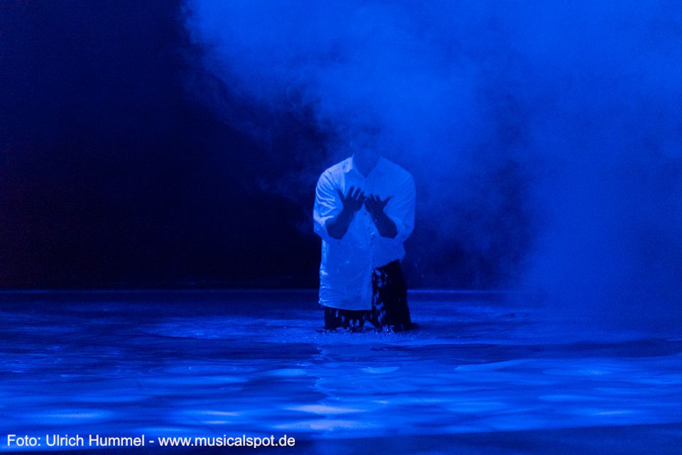 Gudden glaubt einen Moment lang, dass Ludwig Selbstmordgedanken habe. ludwig musical fuessen 2018 233