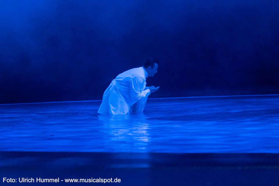Dr. Gudden ruft verzweifelt: 'Am liebsten würde ich alles ungeschehen machen.' Ihm wird endlich klar, dass er sich zum Werkzeug der Macht machen ließ und gibt zu: 'Majestät, ich begreife gerade, dass man seine Träume nicht mit Füßen treten darf.' Und Ludwig entgegnet: 'Das hätte ihnen jedes Kind sagen können.' ludwig musical fuessen 2018 236