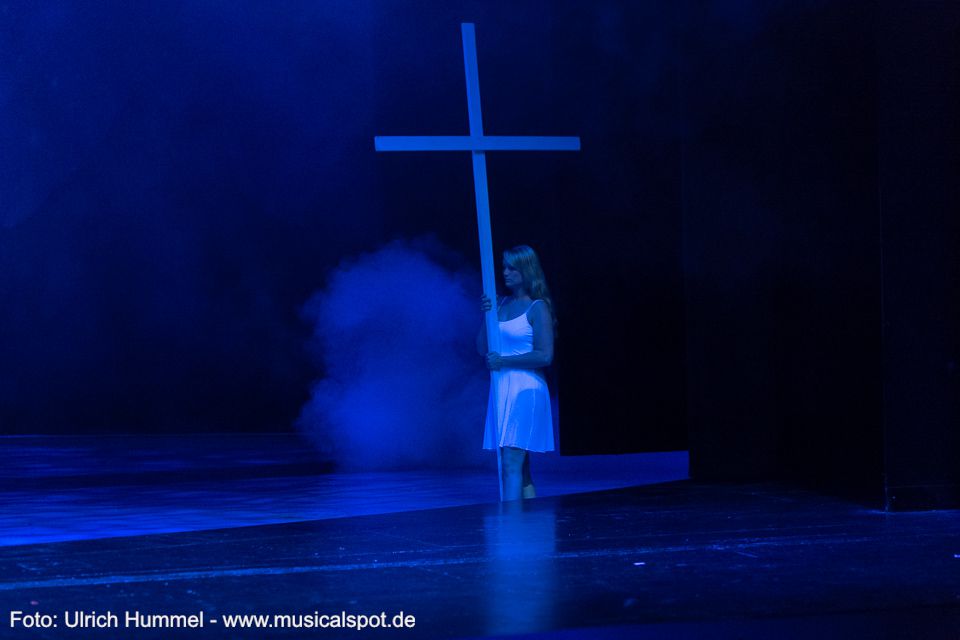 Als man in der Nacht die toten Körper von König Ludwig II. und Dr. Bernhard von Gudden aus dem Wasser zieht, wird die Stelle mit einem Ast markiert, der schon am Folgetag durch eine Stange mit einem Fähnchen ersetzt wird. Kurz darauf wird ein Holzkreuz an der Unglücksstelle im Wasser aufgestellt. ludwig musical fuessen 2018 240