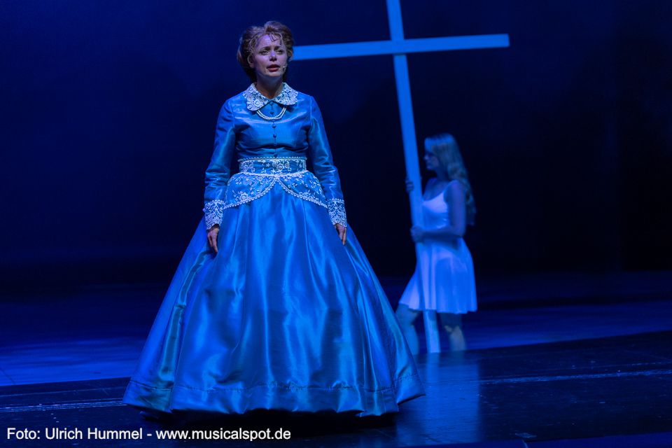 'Hohe Berge, schneebedeckt, verneigen sich im Morgenrot. Unser König, rufen sie sich zu, unser König ist nicht tot.' ludwig musical fuessen 2018 241